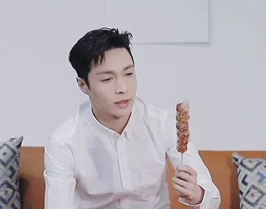 张艺兴被电子鞭炮吓到,当时张艺兴的反应是怎样的?