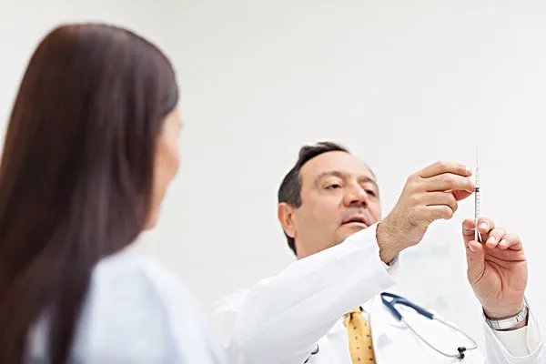 男医生检查乳腺癌