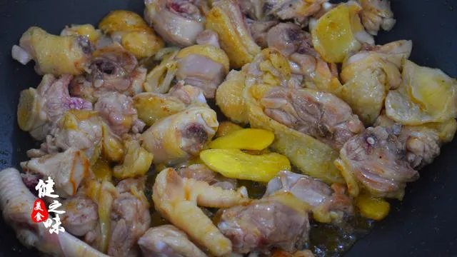 怎么做香菇木耳炒鸡肉？