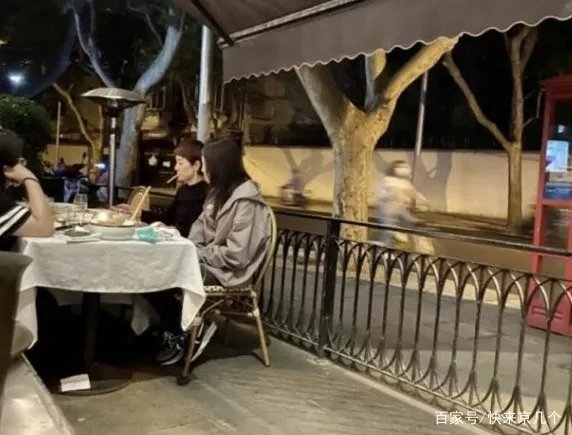 马伊琍街边抽烟毫无顾忌，女儿疑似坐身旁，你怎么看？