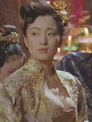 【图】巩俐胸围凸  大尺度身材诱人