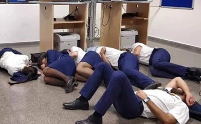 空姐集体睡地板：具体什么情况详细经过曝光（图）