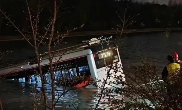 上海公交坠河:司机被救出车上无乘客 到底是什么情况？