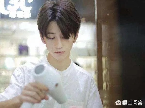 “我只会吹头”小哥火速走红,理发店小哥的正确打开方式应该是什么样子?