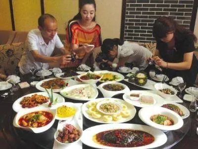 浙江诸暨一对新人办婚宴连上28道素菜,每桌2000元,你能接受婚宴吃素吗?