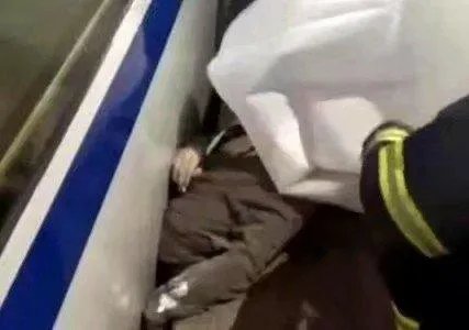 南京南站一男子跳轨换站台,被进站列车挤压身亡,你认为是什么原因?