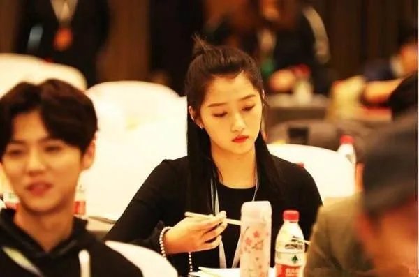 鹿晗关晓彤公布恋情后首次同框,他们的表现如何?
