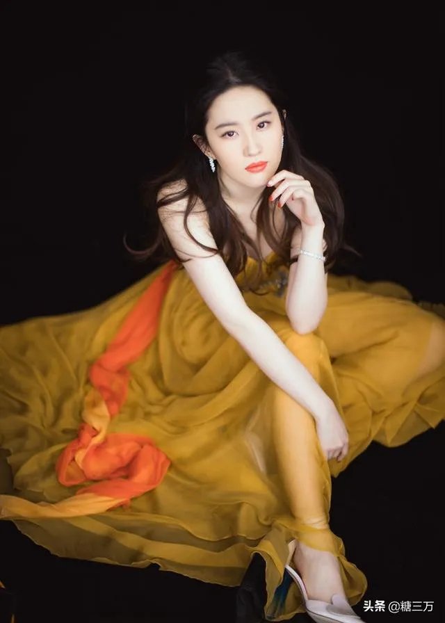 “淡黄色的长裙,蓬松的头发”都有哪些时尚穿法?