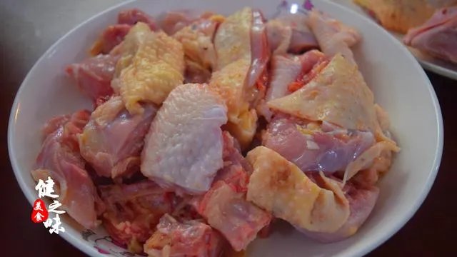 怎么做香菇木耳炒鸡肉？