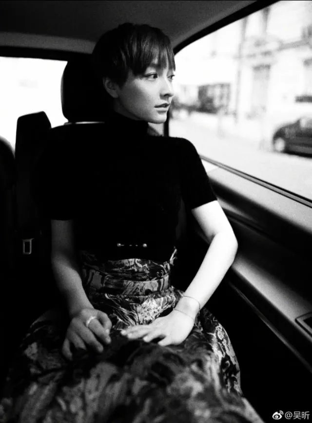 吴昕微博晒自拍并附文“拍出全智贤的感觉了吗”,你怎么看?