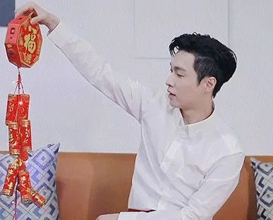 张艺兴被电子鞭炮吓到,当时张艺兴的反应是怎样的?
