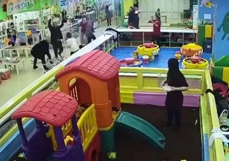 三男铁凳砸打母子,面对愤怒应如何抑制自己的情绪?