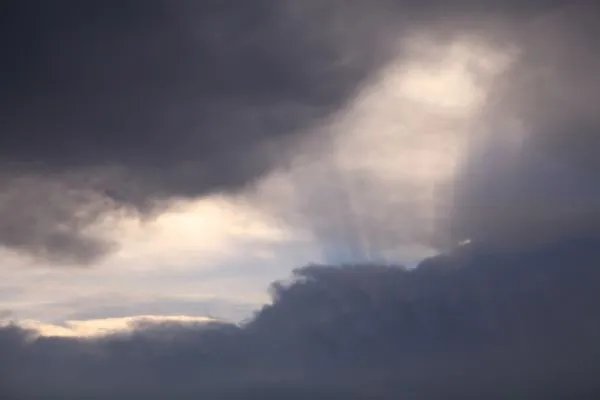 故宫上空现云隙光现象,这一现象是如何形成的?