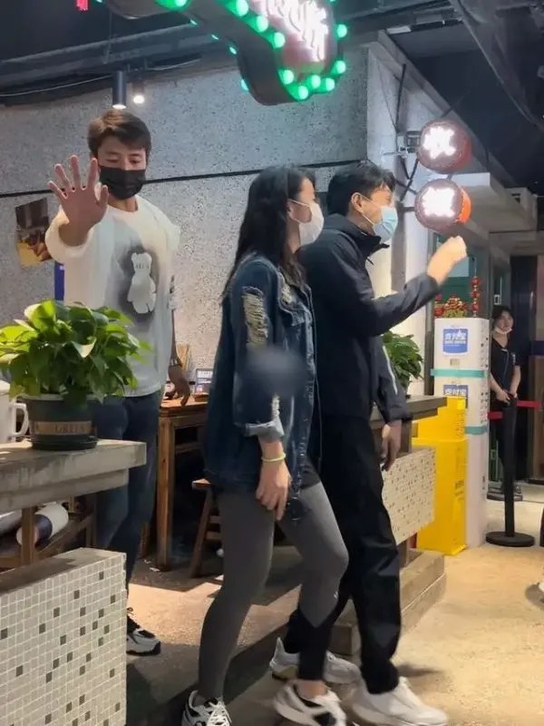 有网友在社交平台爆料自己吃火锅的时候偶遇男星靳东,他现在的状态怎么样?