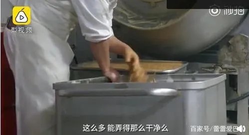 廉价外卖生产过程:这是我外卖里的肉,吓死我吧!