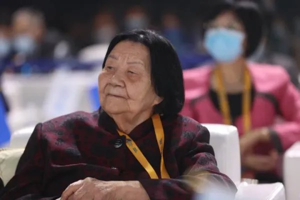 95岁女院士鼓励女性打破“玻璃天花板”,她的演讲戳中了哪些现实?