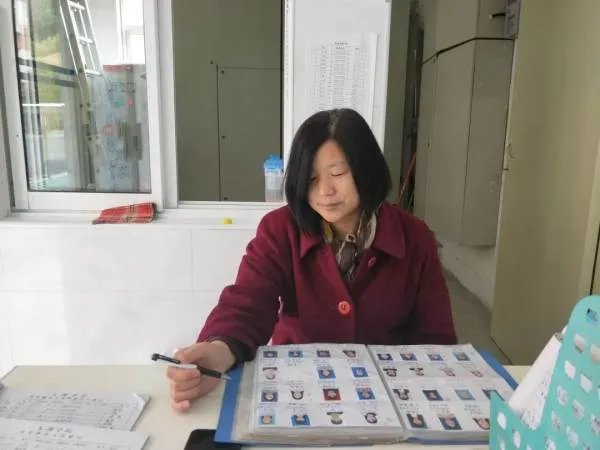 湖南衡阳一大学老师退休后当宿管17年,你如何看待这位教师的选择?