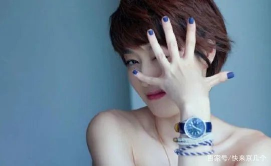 马伊琍街边抽烟毫无顾忌,女儿疑似坐身旁,你怎么看?