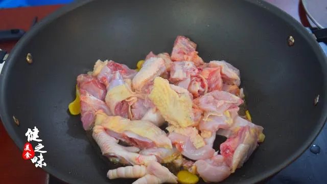 怎么做香菇木耳炒鸡肉？