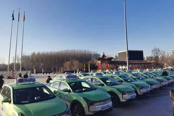 广州一女乘客打车遗落万元新手机，的哥归还，的哥是否有保管的义务？