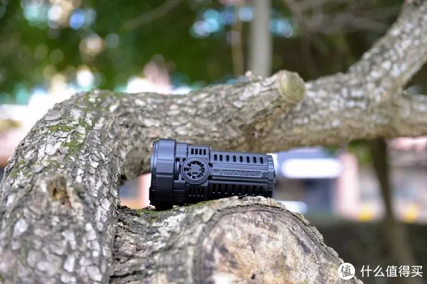 穿盔甲,入疆场,所向披靡。脱战袍,还本色,玉树临风。