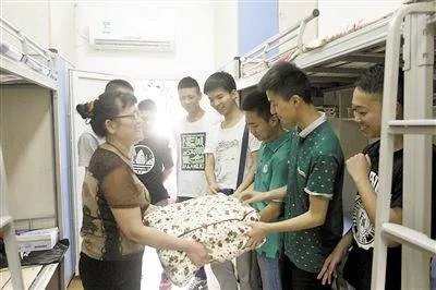 湖南衡阳一大学老师退休后当宿管17年,你如何看待这位教师的选择?