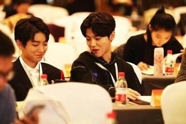 鹿晗关晓彤公布恋情后首次同框,他们的表现如何?