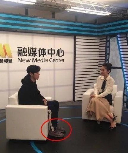 鹿晗关晓彤公布恋情后首次同框,他们的表现如何?