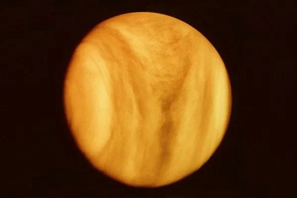 月亮旁边那个最亮的星星叫什么名字?