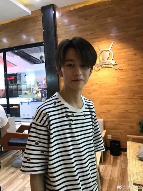 “我只会吹头”小哥火速走红,理发店小哥的正确打开方式应该是什么样子?
