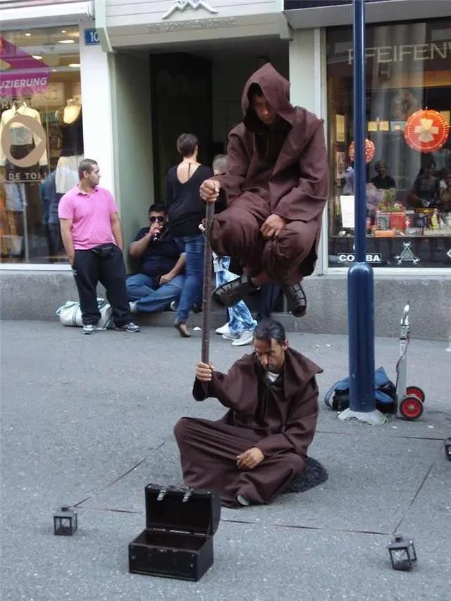 人体漂浮魔术是怎样做到的?