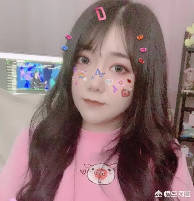 小团团露脸直播,两年前和两年后,对比照片不像同一个人,你有何看法?