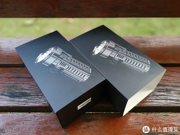 穿盔甲,入疆场,所向披靡。脱战袍,还本色,玉树临风。