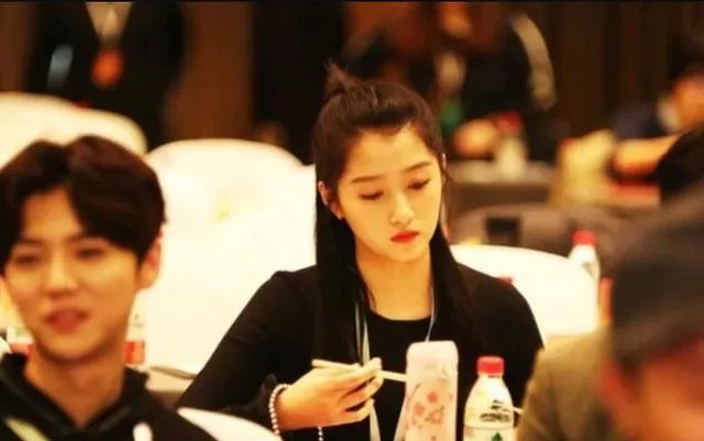 鹿晗关晓彤公布恋情后首次同框,他们的表现如何?