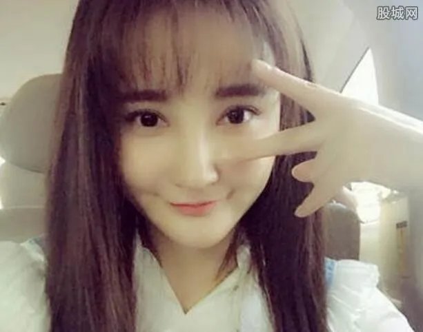 刘雨欣的抛胸撒乳照 吸引了众人眼球