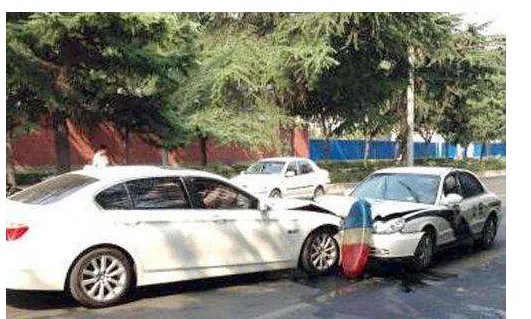 宝马为什么追尾出警警车?