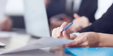 离职员工盗刷客户账户,公司是否应该负主要责任?