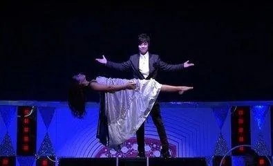 人体漂浮魔术是怎样做到的?
