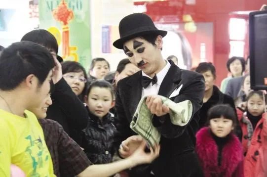 人体漂浮魔术是怎样做到的?