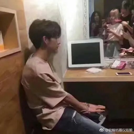 “我只会吹头”小哥火速走红,理发店小哥的正确打开方式应该是什么样子?