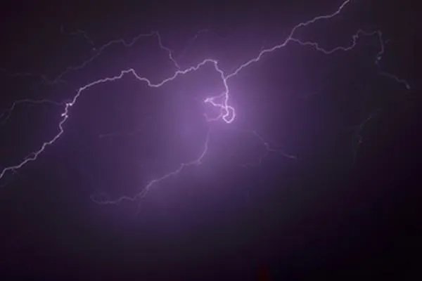 雷云拍着大手。 雷云高兴地拍着大手。 这两段话有什么不同?