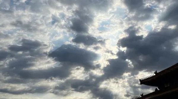 故宫上空现云隙光现象,这一现象是如何形成的?