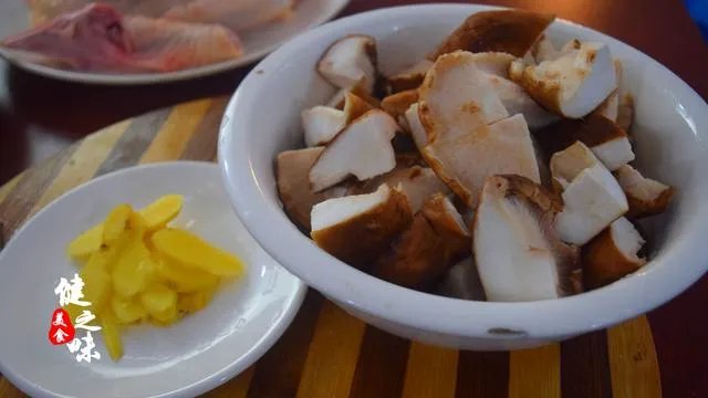 怎么做香菇木耳炒鸡肉？