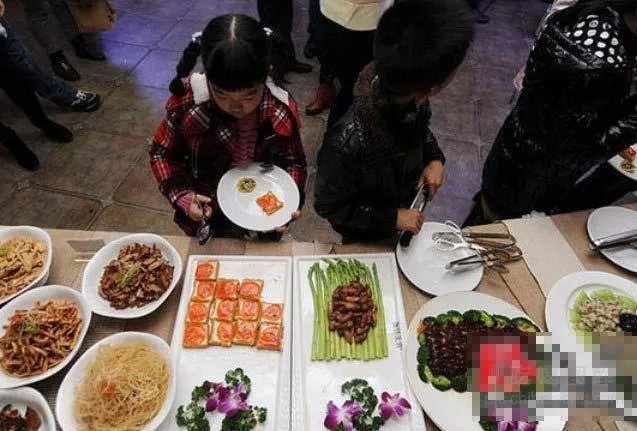 浙江诸暨一对新人办婚宴连上28道素菜,每桌2000元,你能接受婚宴吃素吗?