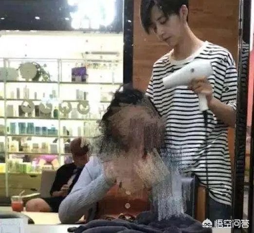 “我只会吹头”小哥火速走红,理发店小哥的正确打开方式应该是什么样子?