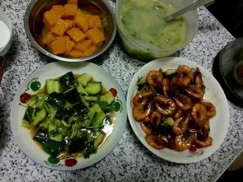 女孩打包午餐给自己的妈妈,你为自己的妈妈做过饭吗?