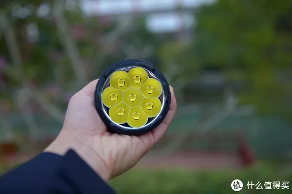 穿盔甲,入疆场,所向披靡。脱战袍,还本色,玉树临风。