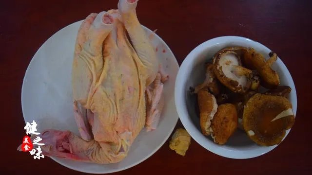 怎么做香菇木耳炒鸡肉？