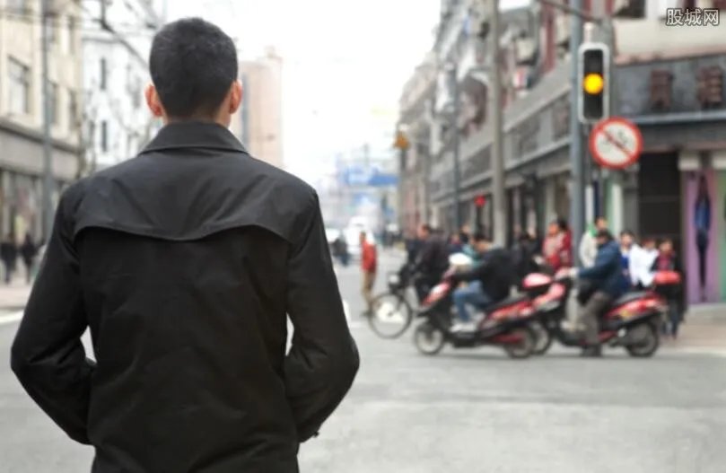丈夫用身体护住妻 爱情相濡以沫的样子