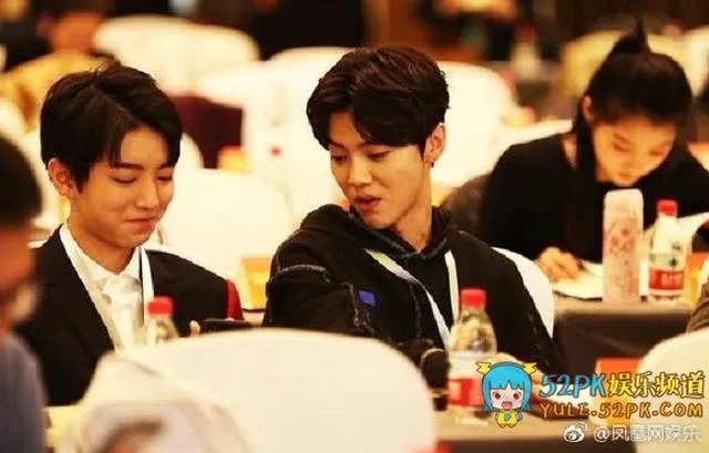 鹿晗关晓彤公布恋情后首次同框,他们的表现如何?